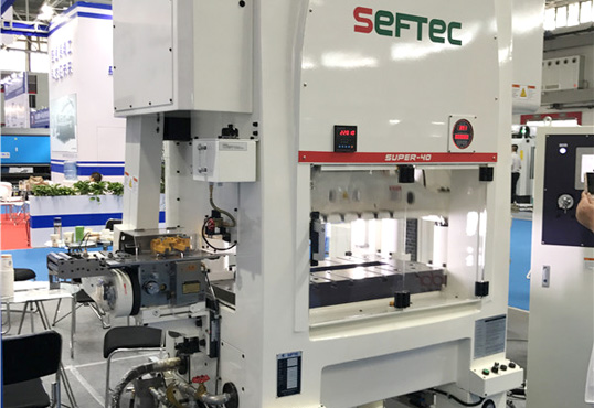 伺服送料(liao)机气动放松与机械放松(song)的差异