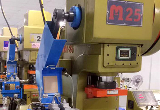 大型(xing)偏摆材料架配偏摆NC伺服送料机