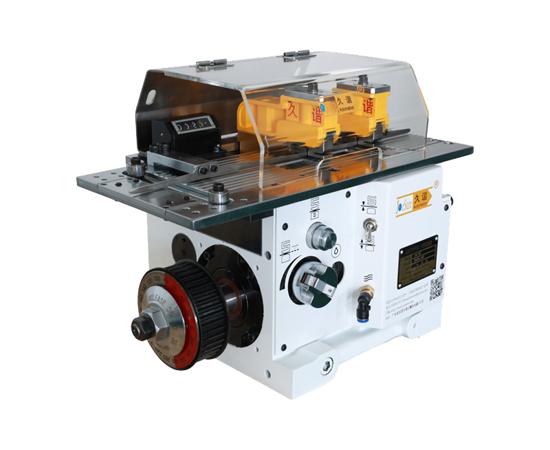 我们在使(shi)用冲床送料机的时候，在工(gong)作中需要注意什么?