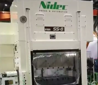 电产京利冲(chong)床配久谐夹式送料机生(sheng)产中