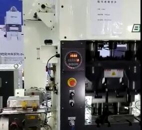 高速夹式送料机冲床压(ya)视频