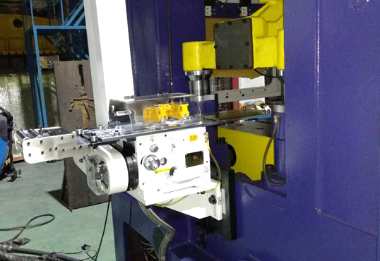 在应用冲床送料机时(shi)，需具备的安(an)全设施有哪些?