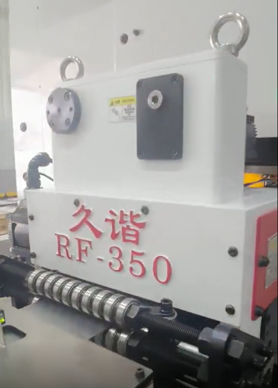 RF一350双(shuang)伺服高速NC送料机(ji)